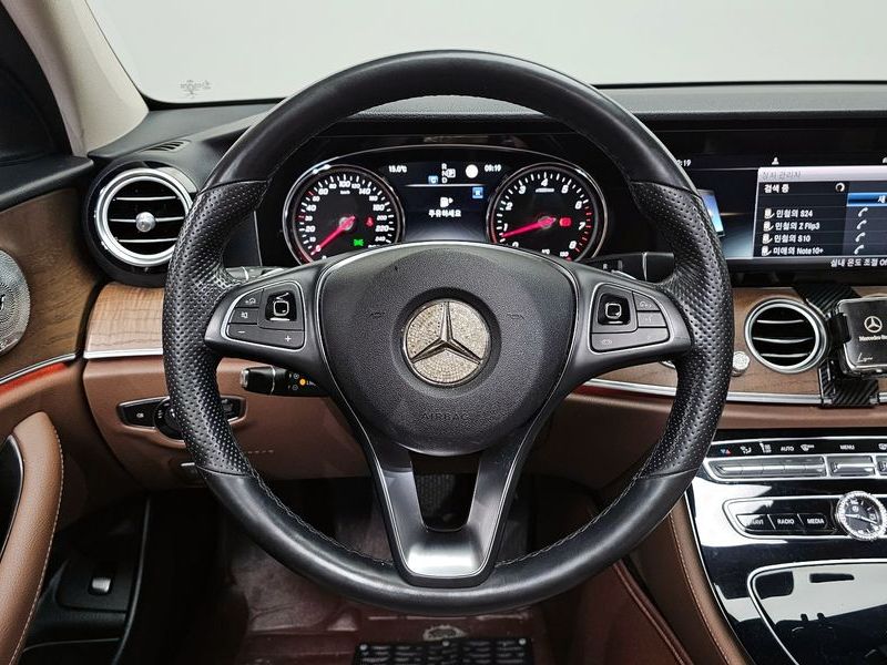 2018 Mercedes-Benz E-Class E300 Exclusive photo 13