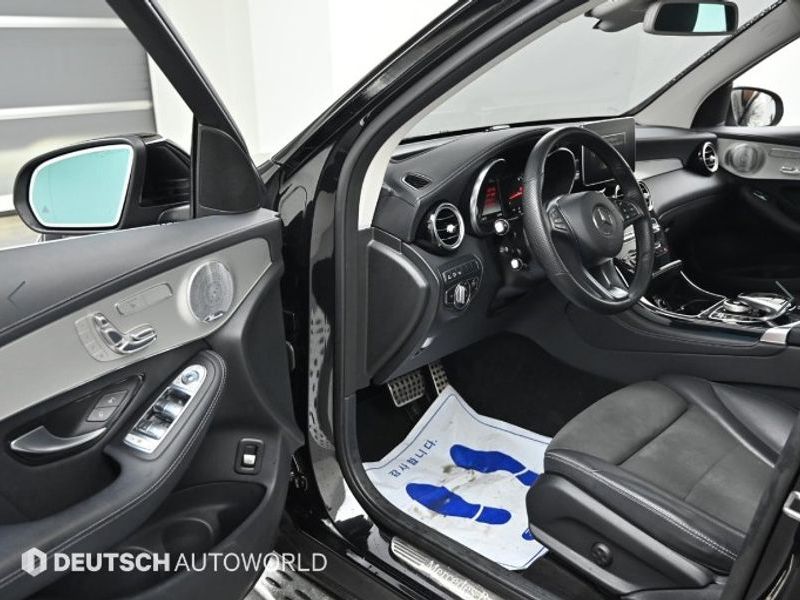 2019 Mercedes-Benz C-Class GLC300 4MATIC AMG Line photo 11