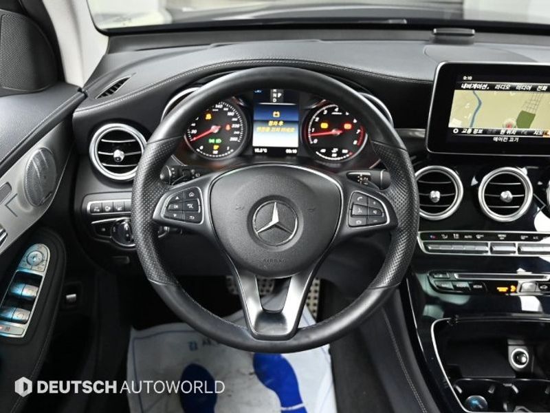2019 Mercedes-Benz C-Class GLC300 4MATIC AMG Line photo 13