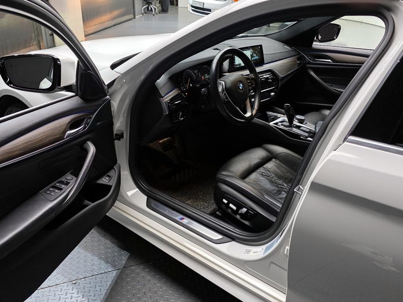2018 BMW 5 Series 530i xDrive M Sport Package Plus photo 10