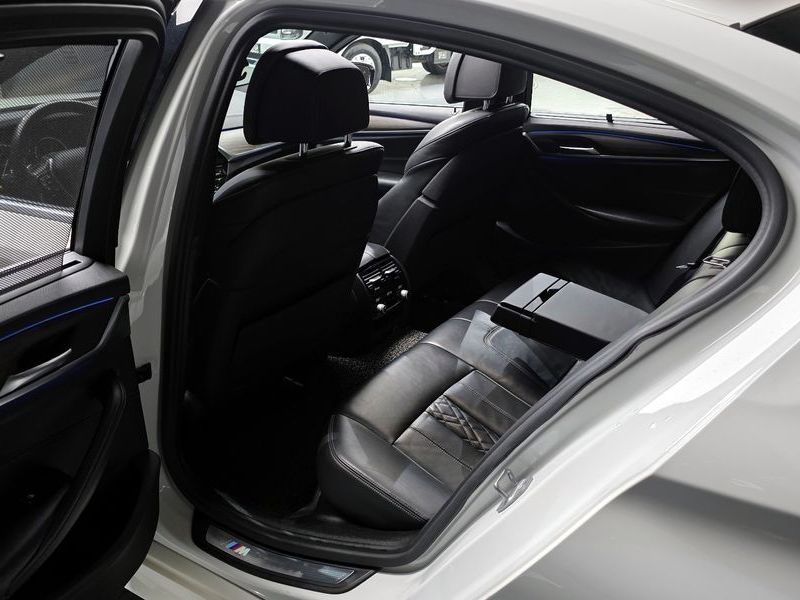 2018 BMW 5 Series 530i xDrive M Sport Package Plus photo 11
