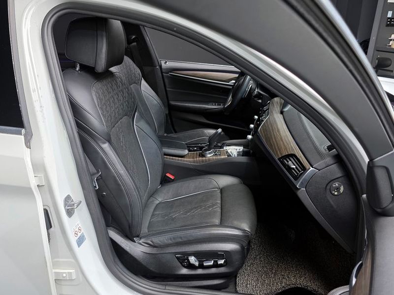 2018 BMW 5 Series 530i xDrive M Sport Package Plus photo 12