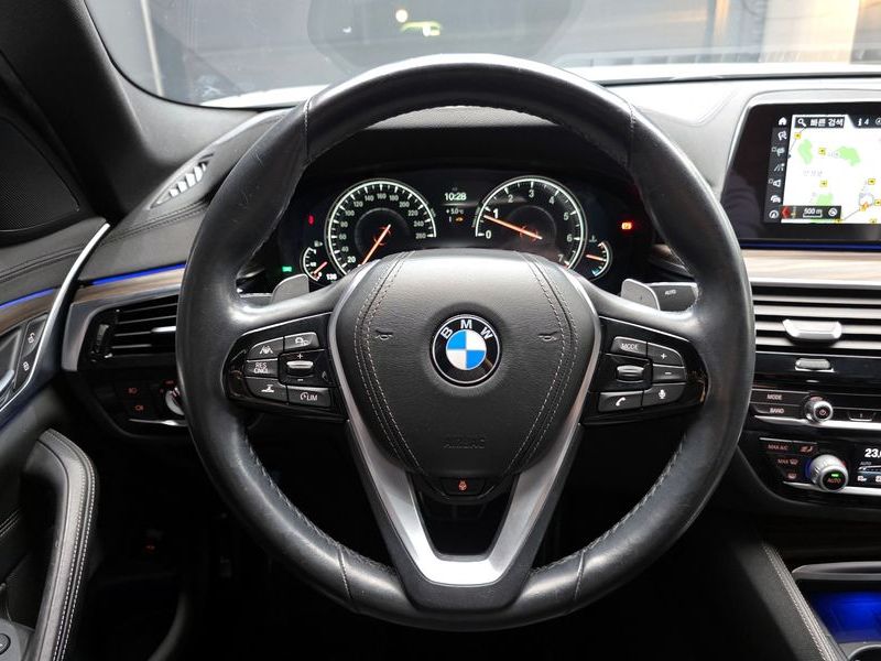 2018 BMW 5 Series 530i xDrive M Sport Package Plus photo 13