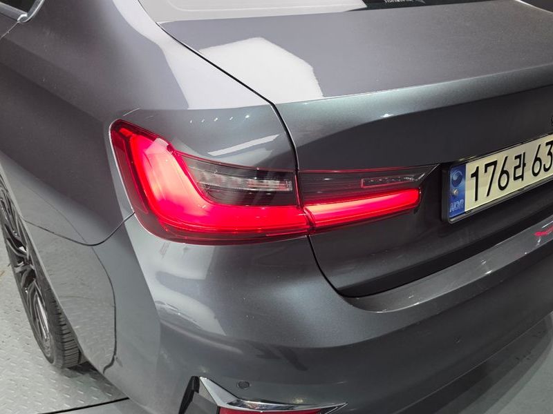 2019 BMW 3 Series 320d Luxury photo 23