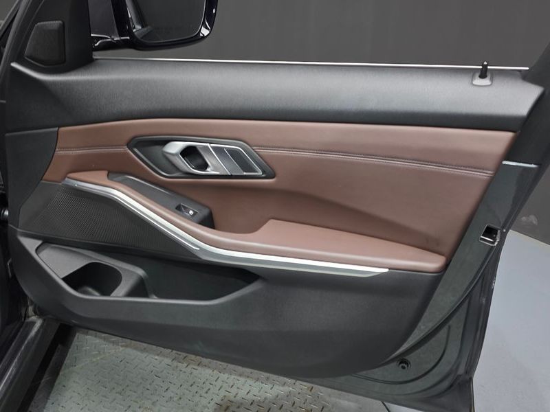 2019 BMW 3 Series 320d Luxury photo 24