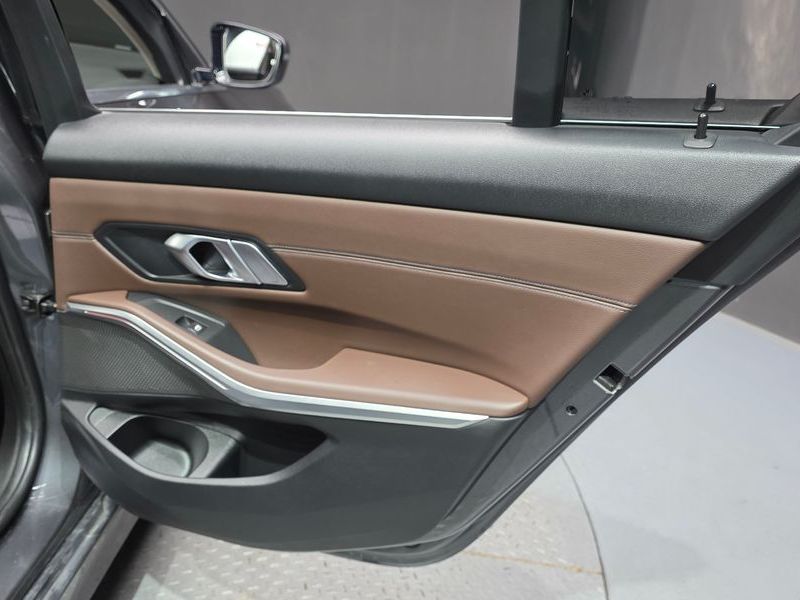 2019 BMW 3 Series 320d Luxury photo 25