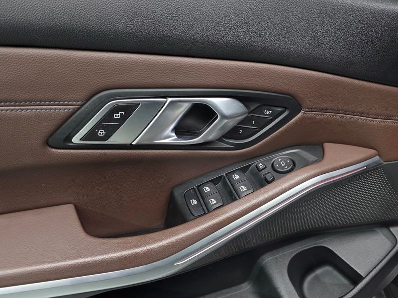 2019 BMW 3 Series 320d Luxury photo 27