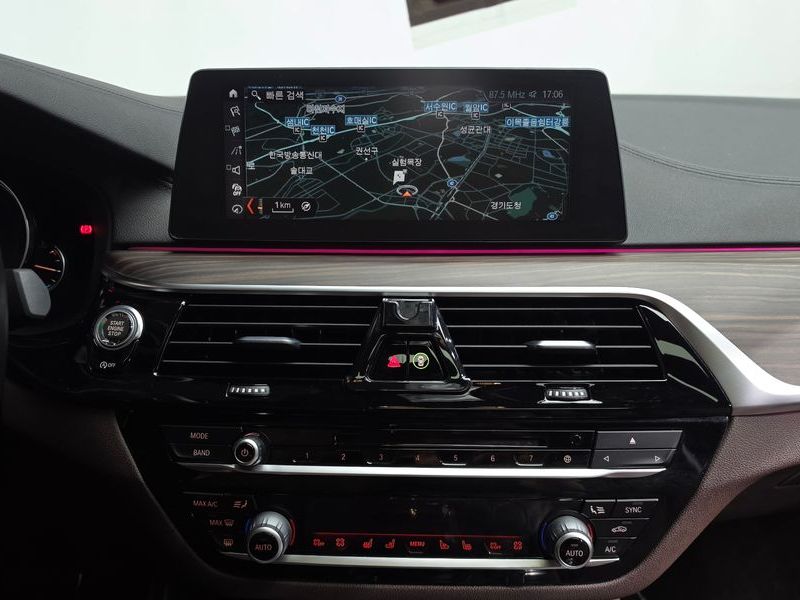 2018 BMW 5 Series 530i M Sport Package Plus photo 13