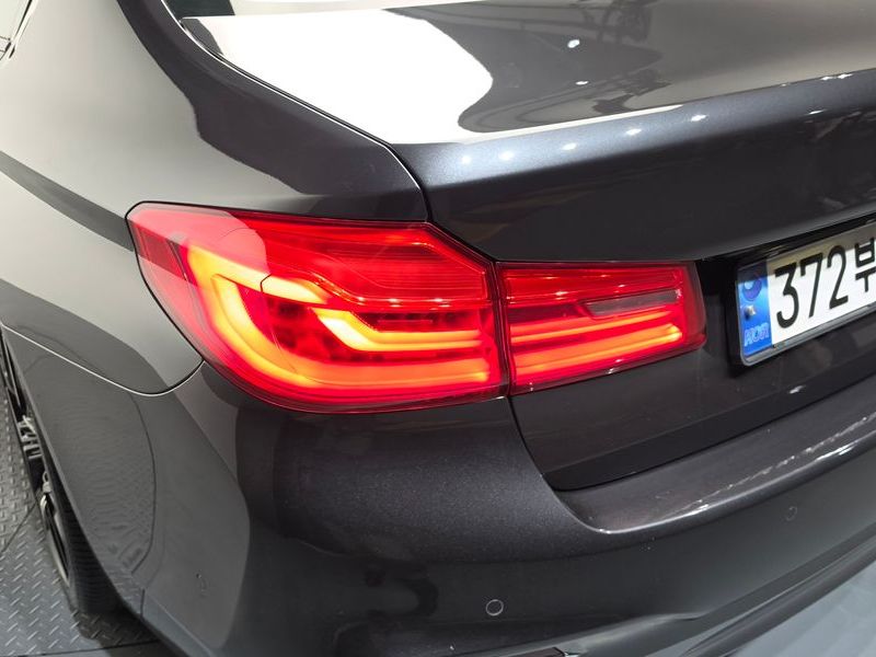 2018 BMW 5 Series 530i M Sport Package Plus photo 23