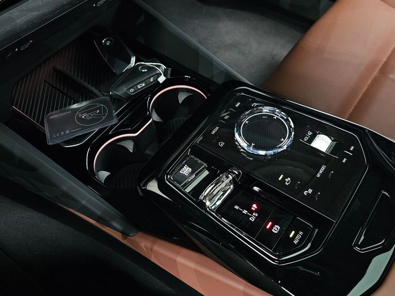 2024 BMW 5 Series 530i xDrive photo 9