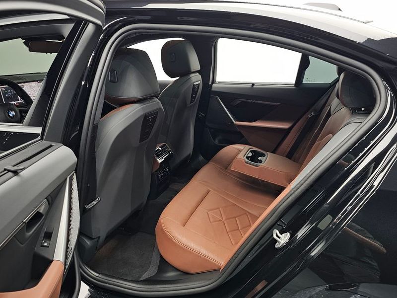 2024 BMW 5 Series 530i xDrive photo 12