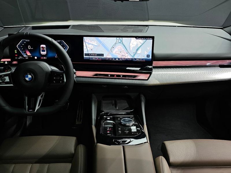 2025 BMW 5 Series 520i M Sport photo 7