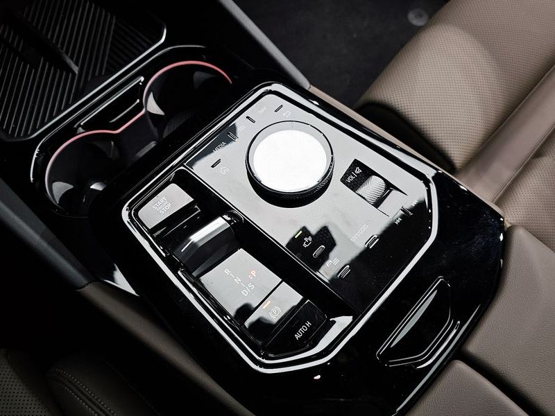 2025 BMW 5 Series 520i M Sport photo 9