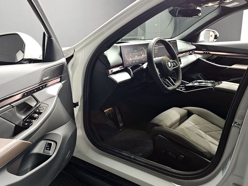 2025 BMW 5 Series 520i M Sport photo 10