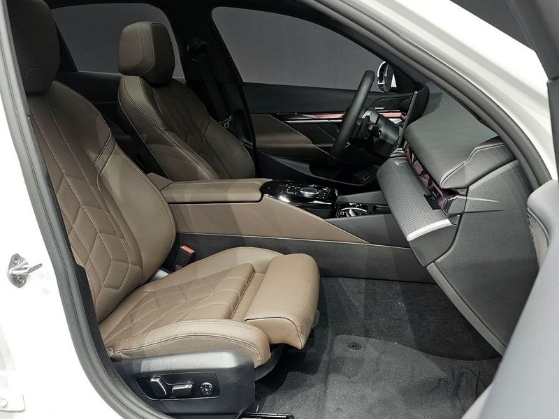2025 BMW 5 Series 520i M Sport photo 11