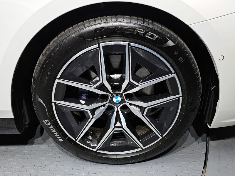 2025 BMW 5 Series 520i M Sport photo 21