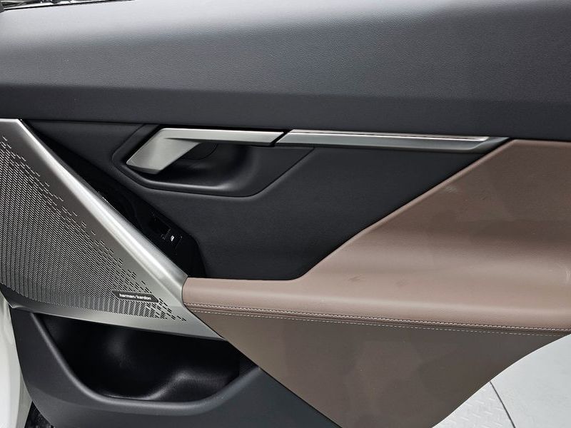 2025 BMW 5 Series 520i M Sport photo 25
