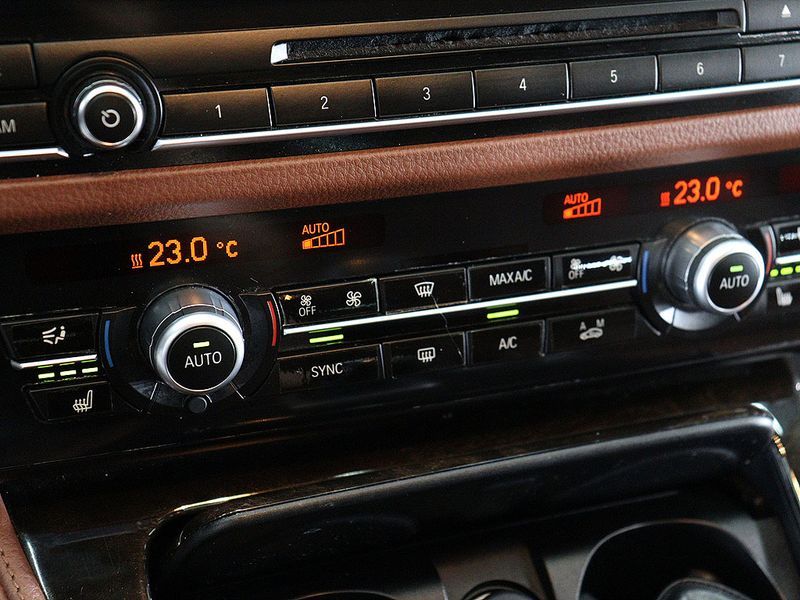 2015 BMW 5 Series 528i photo 9