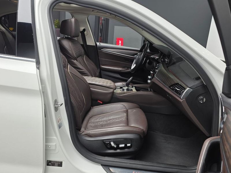 2018 BMW 5 Series 520d Luxury Plus photo 11