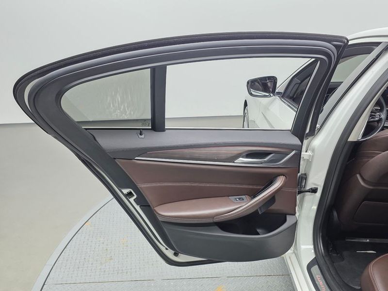 2018 BMW 5 Series 520d Luxury Plus photo 25