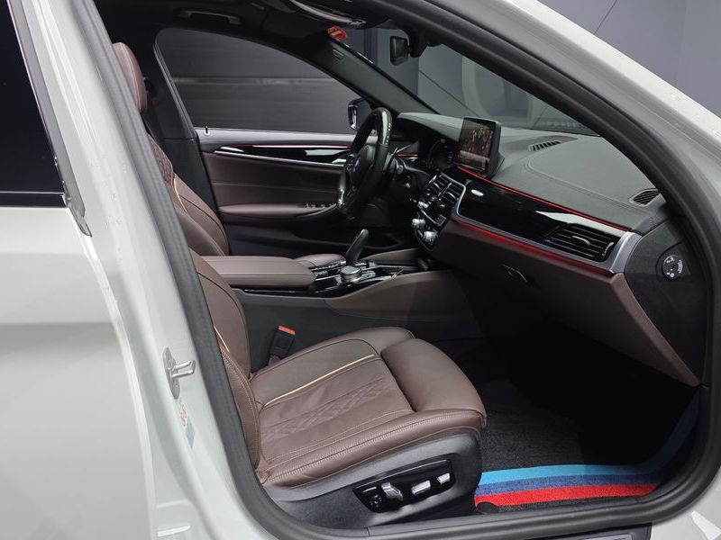 2023 BMW 5 Series 530e M Sport photo 11