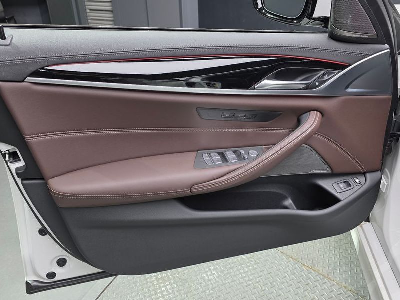 2023 BMW 5 Series 530e M Sport photo 24