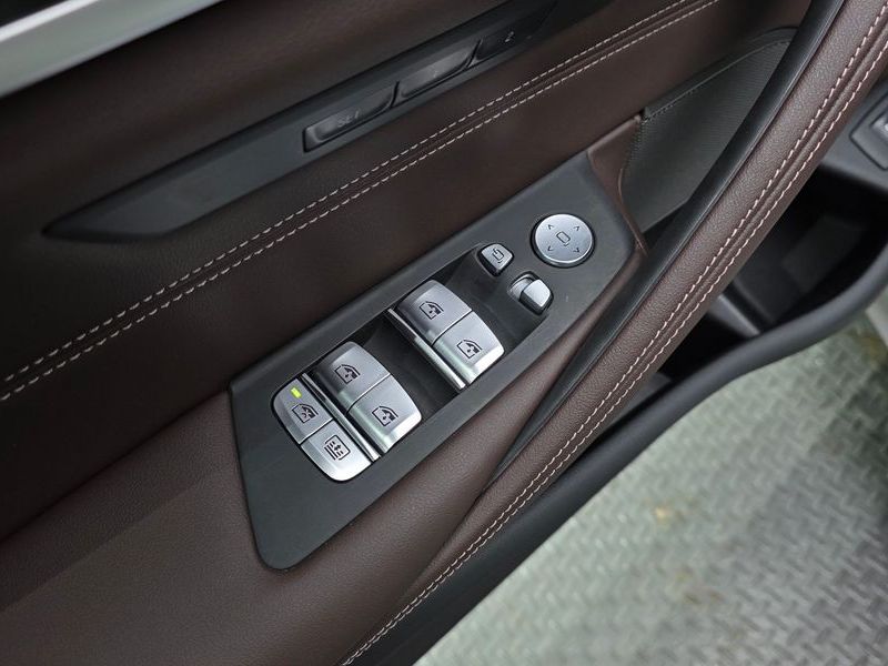 2023 BMW 5 Series 530e M Sport photo 30