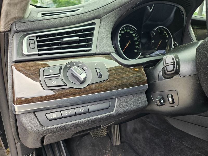 2013 BMW 7 Series 730d photo 10