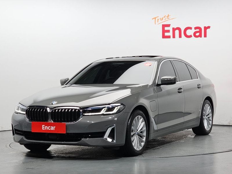 2021 BMW 5 Series 530e Luxury photo 1