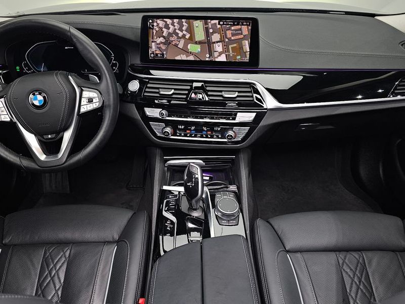 2021 BMW 5 Series 530e Luxury photo 7