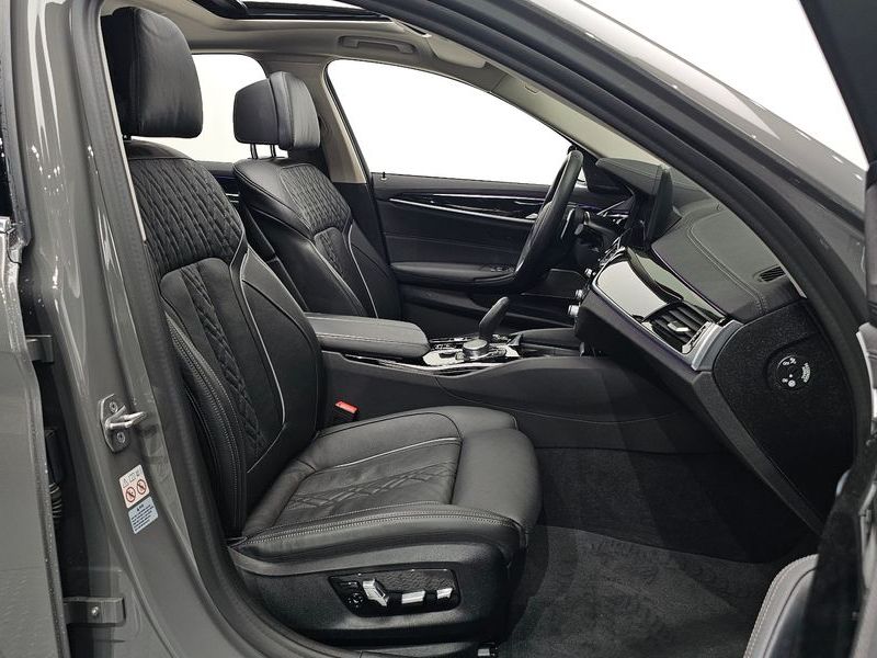 2021 BMW 5 Series 530e Luxury photo 10