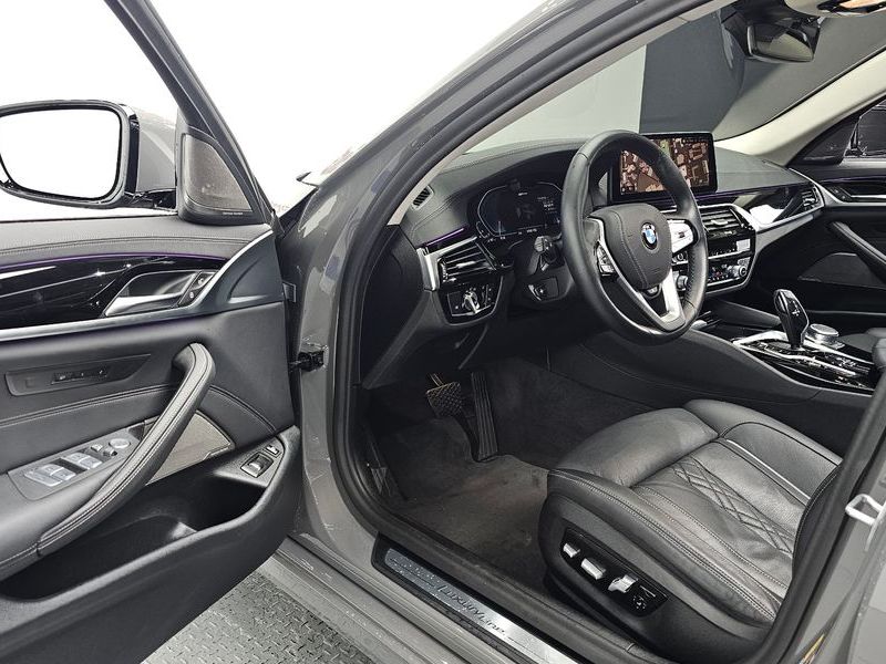 2021 BMW 5 Series 530e Luxury photo 11