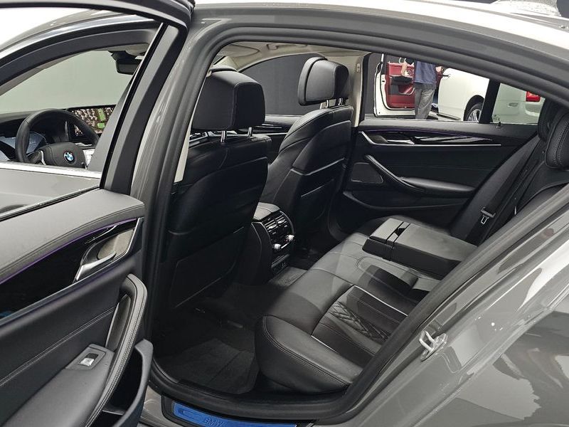 2021 BMW 5 Series 530e Luxury photo 12