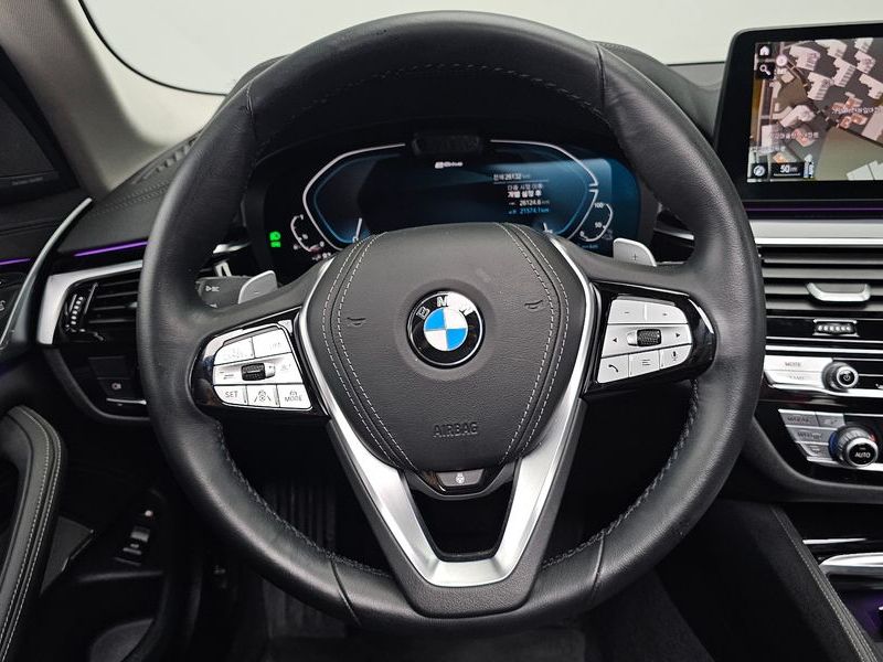 2021 BMW 5 Series 530e Luxury photo 13
