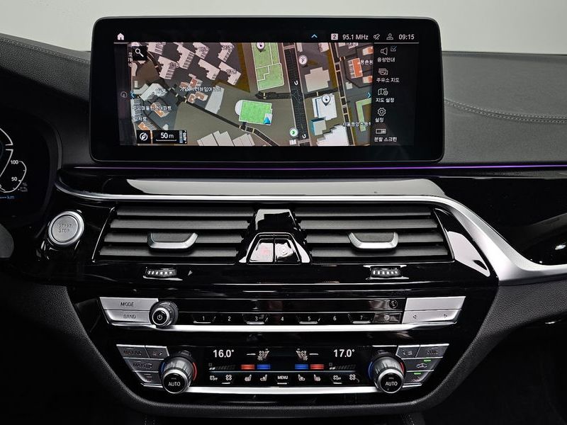 2021 BMW 5 Series 530e Luxury photo 14