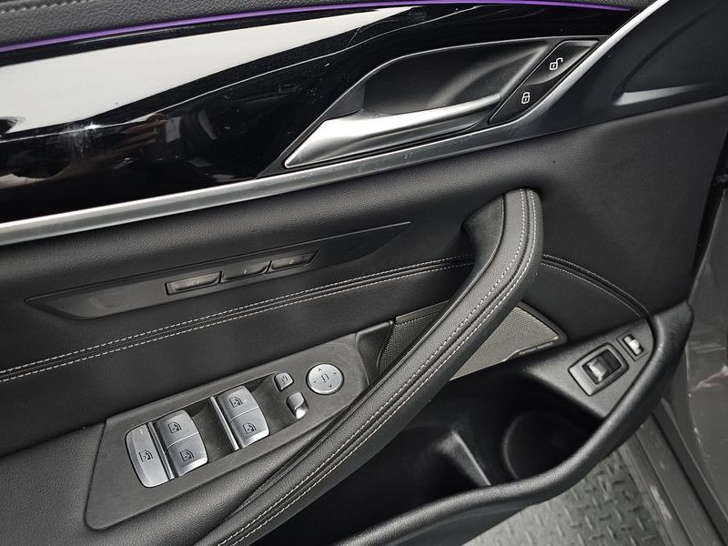 2021 BMW 5 Series 530e Luxury photo 18