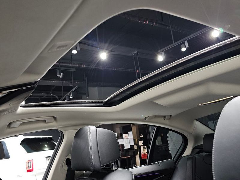 2021 BMW 5 Series 530e Luxury photo 19