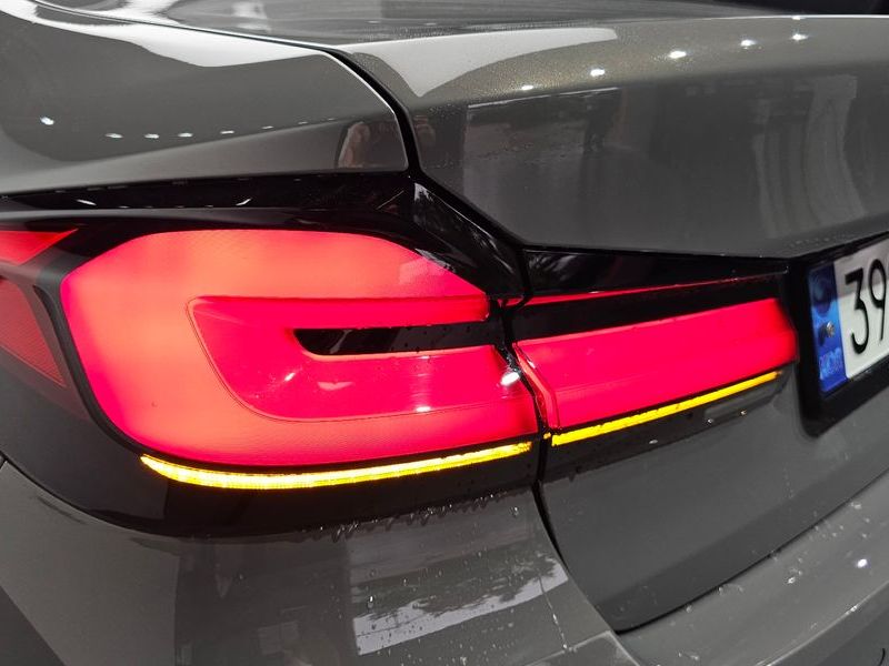 2021 BMW 5 Series 530e Luxury photo 23