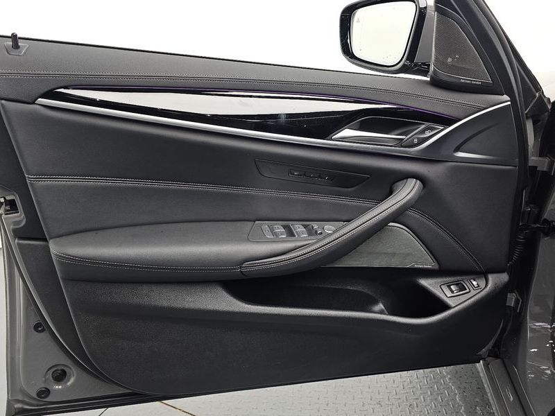 2021 BMW 5 Series 530e Luxury photo 24