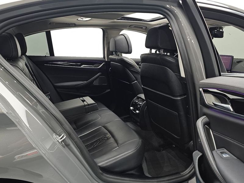 2021 BMW 5 Series 530e Luxury photo 26