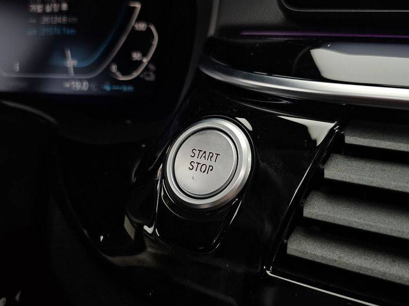 2021 BMW 5 Series 530e Luxury photo 29