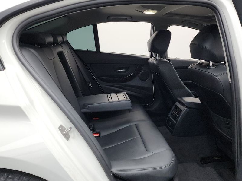 2014 BMW 3 Series 320d photo 12