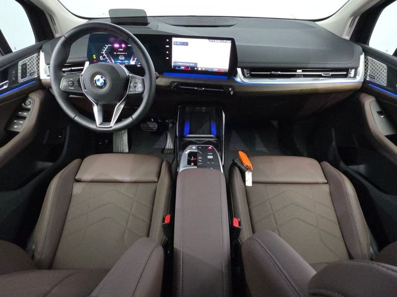 2025 BMW 2 Series 220i Luxury photo 7