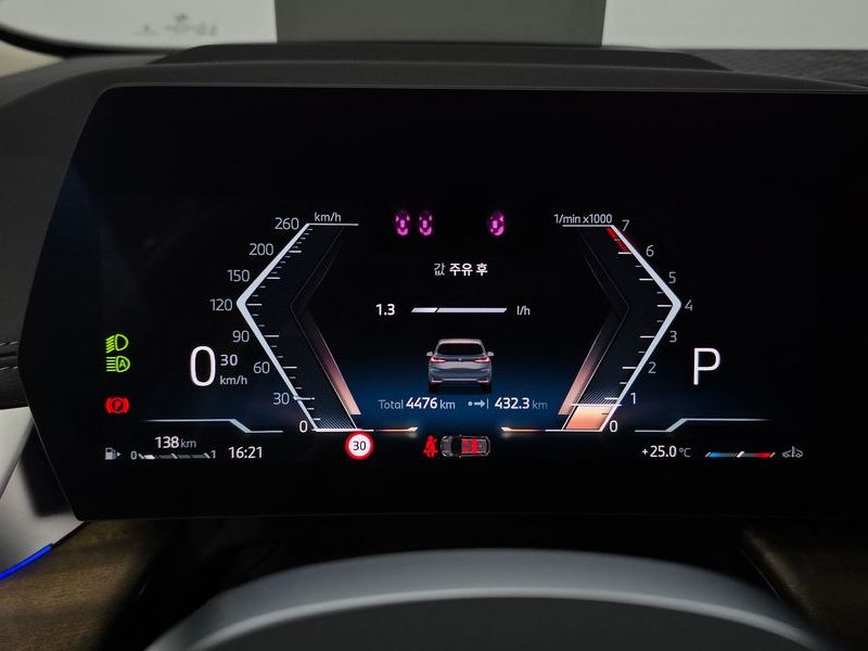 2025 BMW 2 Series 220i Luxury photo 8
