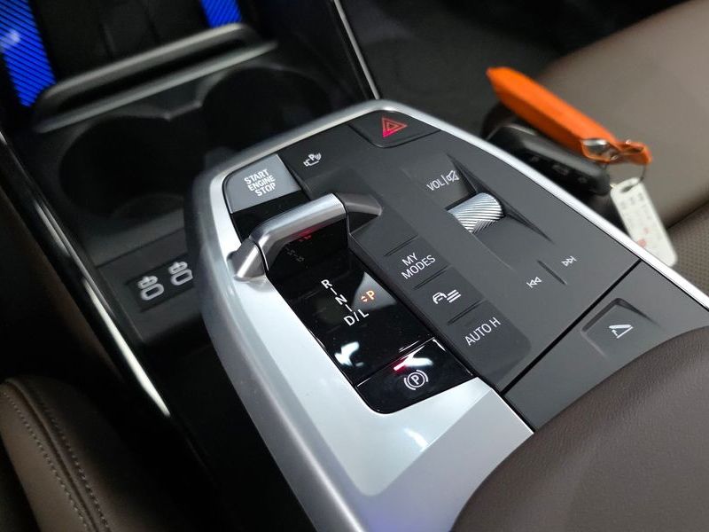 2025 BMW 2 Series 220i Luxury photo 9