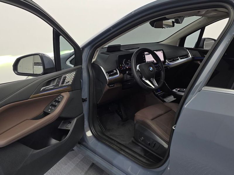 2025 BMW 2 Series 220i Luxury photo 10