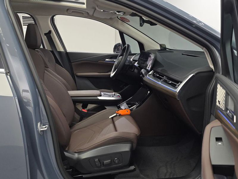 2025 BMW 2 Series 220i Luxury photo 12