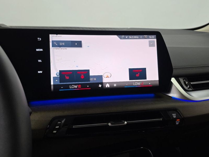 2025 BMW 2 Series 220i Luxury photo 15