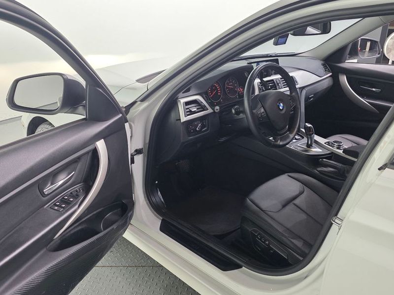 2014 BMW 3 Series 320d Touring photo 10