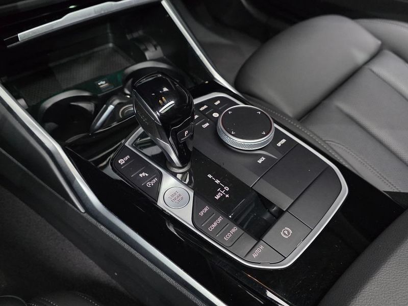 2022 BMW 3 Series 320i photo 9